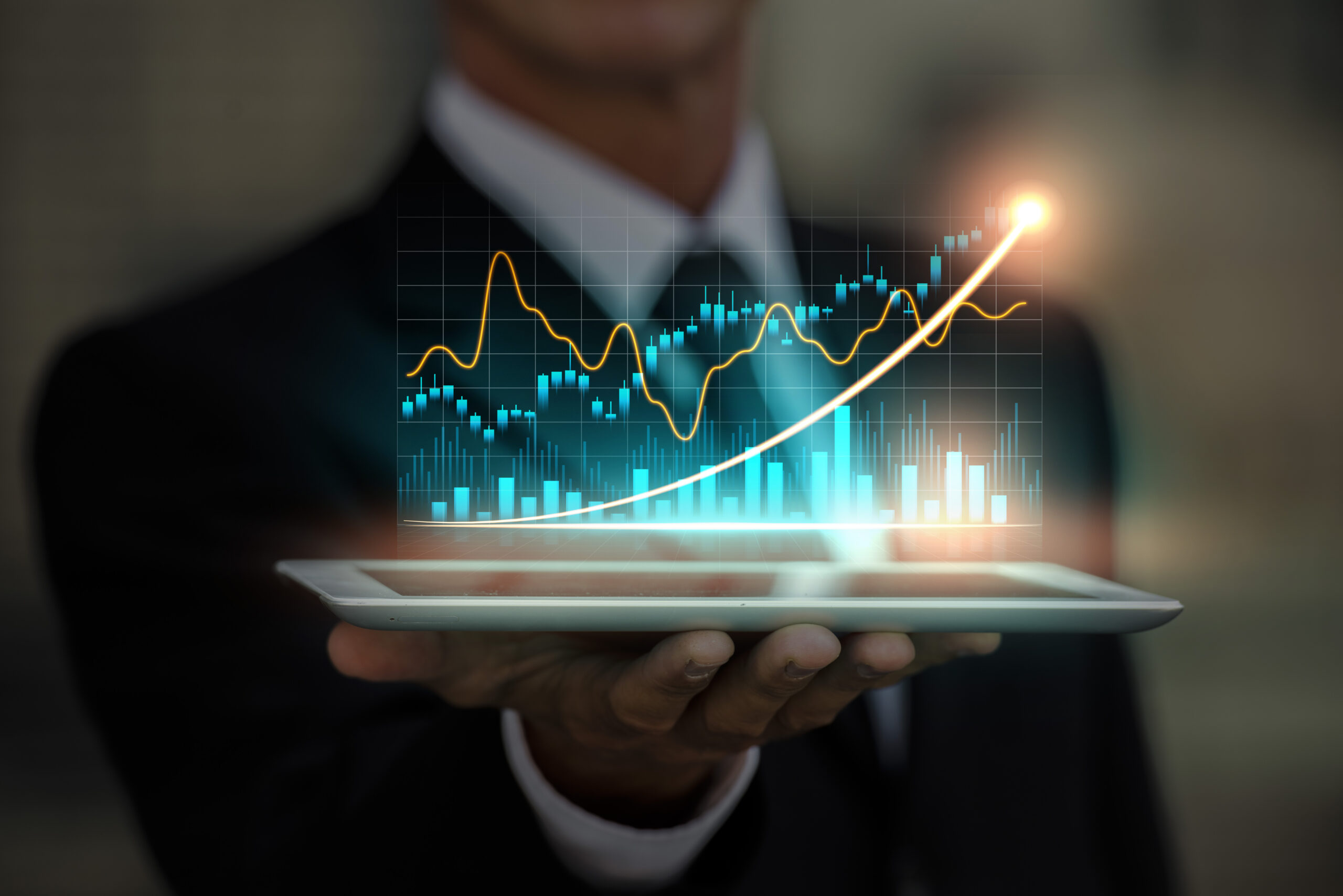 Hombre sosteniendo un holograma que simula aumentar las ventas Aumentar las Ventas: Hombre Sosteniendo Holograma