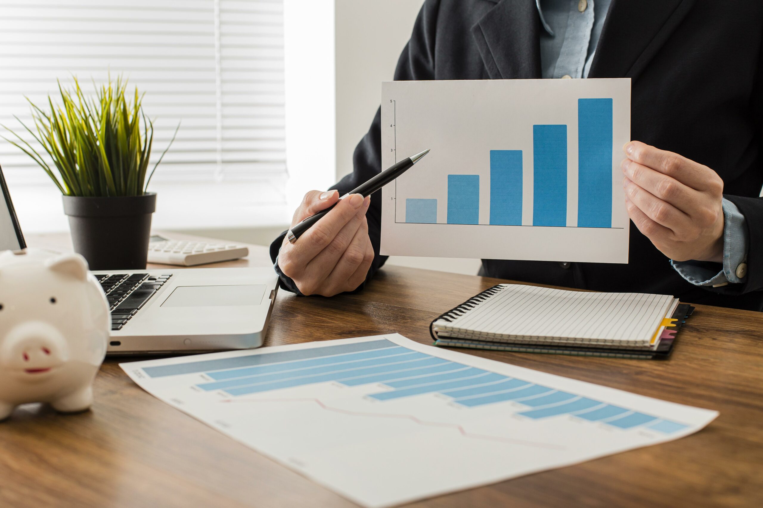 Incrementar las Ventas: Empresario mostrando gráfico en subida. Incrementar las Ventas: Empresario Muestra Gráfico.